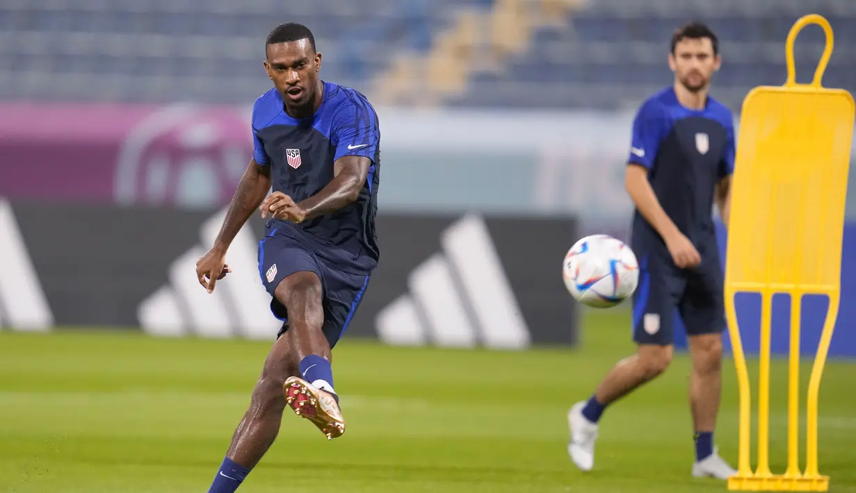 Haji Wright mengikuti sesi latihan resmi di Stadion Al-Gharafa SC, Doha, Senin (28/11/2022). Penyerang muda timnas AS ini sudah dipercaya bermain dua kali selama laga Piala Dunia 2022. (AP Photo/Ashley Landis)
