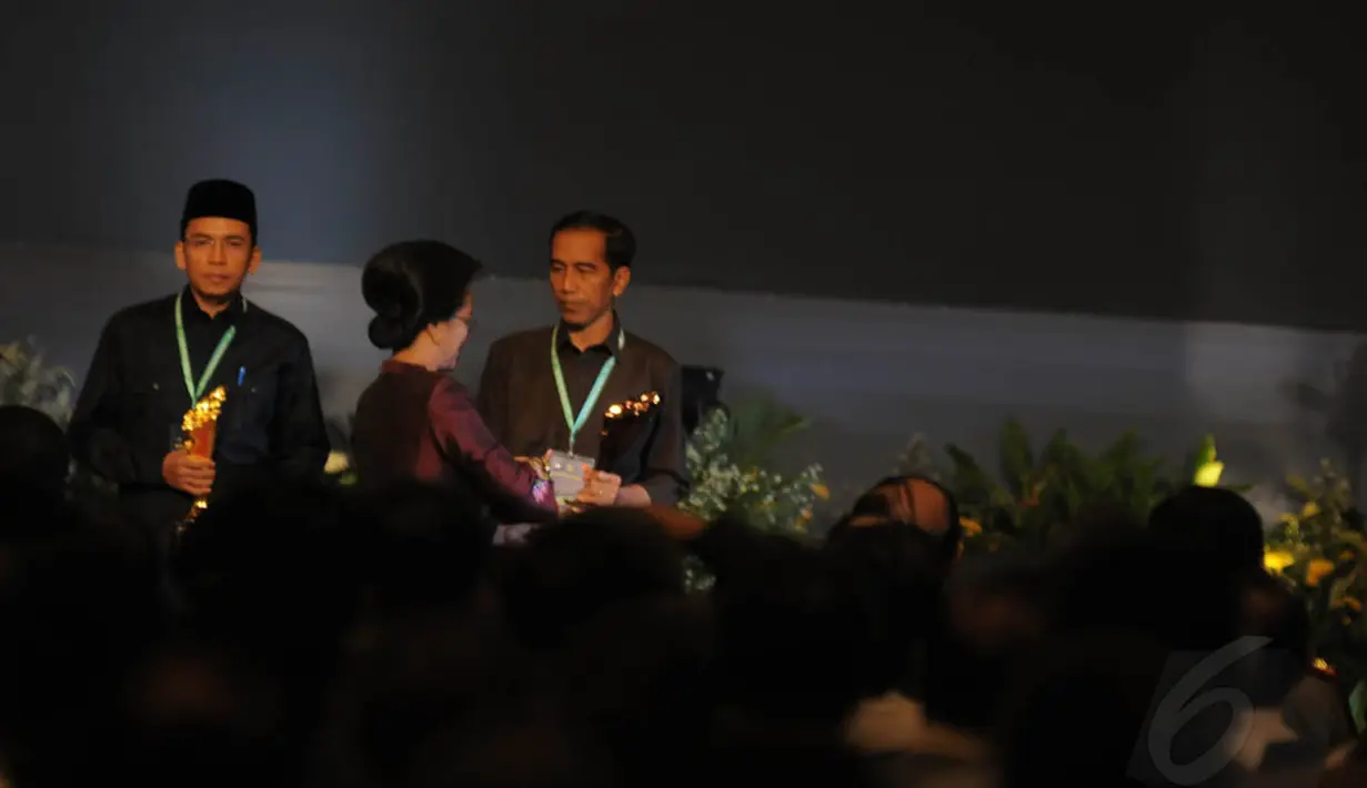 Menteri PPN/Kepala Bappenas Armida Alisjahbana memberikan penghargaan kepada Gubernur Jakarta Joko Widodo di sela pembukaan Musrenbangnas 2014 (Liputan6.com/Herman Zakharia)