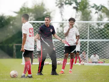 Pelatih kepala Angelo Alessio terus menggeber fisik para pemain, sembari memperkuat pemahaman para pemain akan game plan yang disiapkannya. (Foto: Dok. Humas Persija Jakarta)