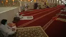 Pria Muslim (kedua kiri) membaca Alquran saat beritikaf di Masjid Agung Faisal di Islamabad, Pakistan, Kamis (14/5/2020). Itikaf adalah berdiam diri di masjid dengan niat beribadah untuk mendekatkan diri kepada Allah swt pada sepuluh hari terakhir bulan Ramadan. (Aamir QURESHI/AFP)