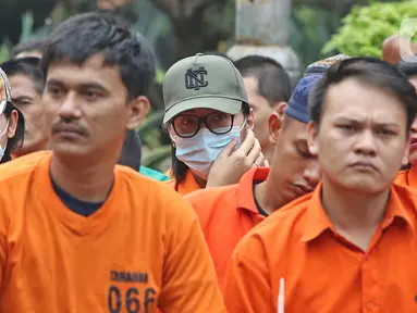 Sejumlah tersangka dihadirkan dalam rilis pemusnahan narkoba di Mapolda Metro Jaya, Rabu (19/2/2020). Barang bukti tersebut merupakan hasil temuan dijajaran Polres selama bulan Januari 2020 seperti sabu, ganja, esktasi, heroin, happy five dan gorilla. (Liputan6.com/Herman Zakharia)