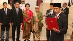 Presiden Joko Widodo melantik para Duta Besar RI baru di Istana Merdeka, Jakarta, Senin (13/3).  Pelantikan 17 duta besar berlangsung di ruang utama Istana Merdeka. (Liputan6.com/Angga Yuniar)