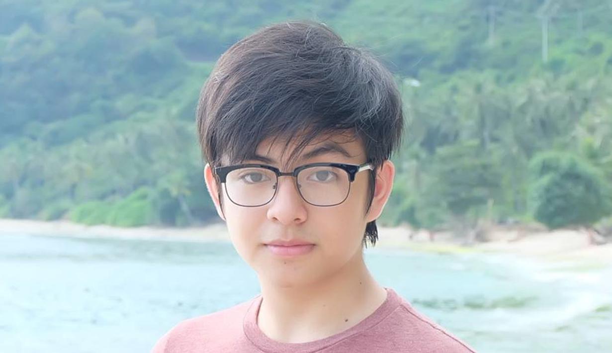 FOTO: Gaya Angga Yunanda Pakai Kacamata, Makin Keren - Hot Liputan6.com