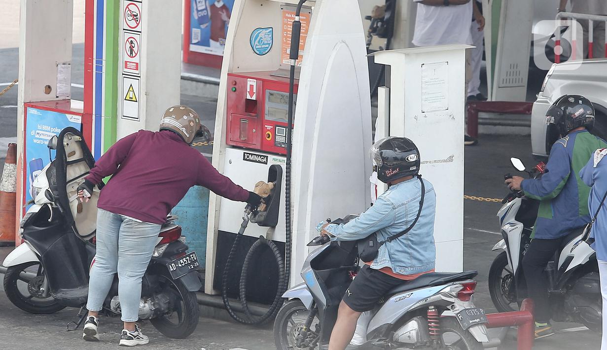 Pemerintah bakal merilis aturan mengenai siapa saja yang berhak menggunakan Bahan Bakar Minyak (BBM) jenis BBM Khusus Penugasan (JBKP) Pertalite dan jenis BBM tertentu JBT Solar Subsidi. (Liputan6.com/Angga Yuniar)