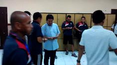 Berikut video suasana ruang ganti Surabaya United usai kalahkan Persib 1-0 dalam ajang Piala Jenderal Sudirman di Stadion Gelora Delta Sidoarjo, Sabtu (21/11/2015). Gol semata wayang Surabaya United dicetak oleh Rudi Widodo pada menit ke-64.