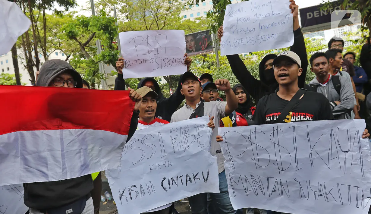 Suporter sepak bola dari berbagai aliansi memadati tempat berlangsungnya Kongres Luar Biasa (KLB) Pemilihan PSSI di Hotel Shangri-La, Jakarta, Sabtu (2/11/2019). Mereka membawa spanduk berisi penolakan KLB Pemilihan PSSI 2019. (Liputan6.com/Herman Zakharia)
