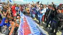 Aksi nelayan Muara Angke saat menduduki salah satu pulau hasil reklamasi Teluk Jakarta, Minggu (17/4/2016). Penyegelan Pulau G sebagai bentuk penolakan kebijakan reklamasi Pemerintah Provinsi DKI Jakarta. (Liputan6.com/Yoppy Renato)