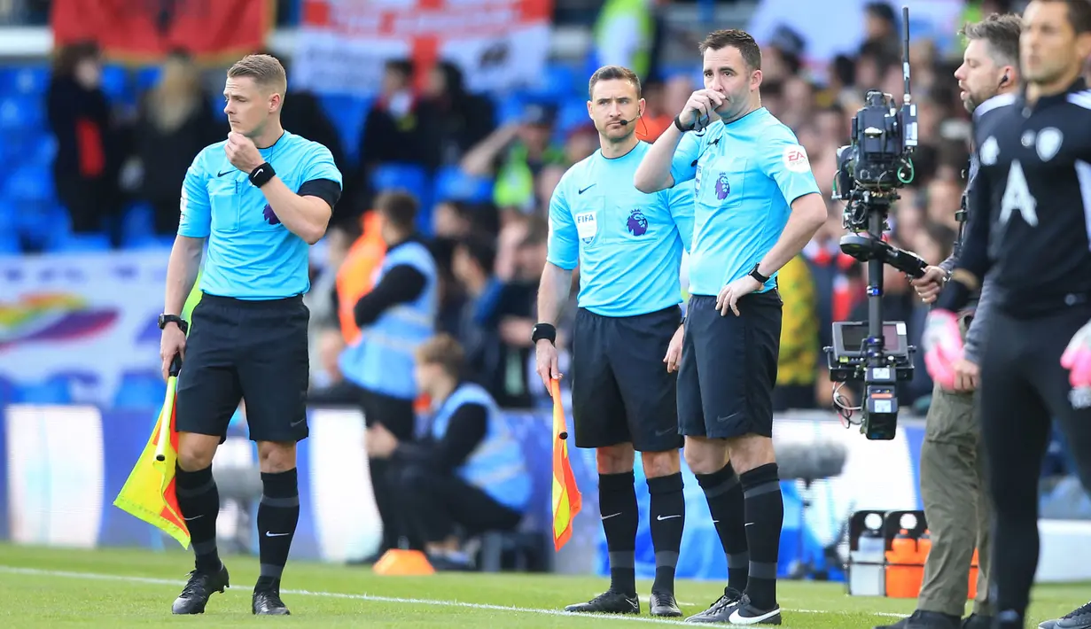 Momen tersebut terjadi saat laga baru berjalan lima menit. (AFP/Lindsey Parnaby)