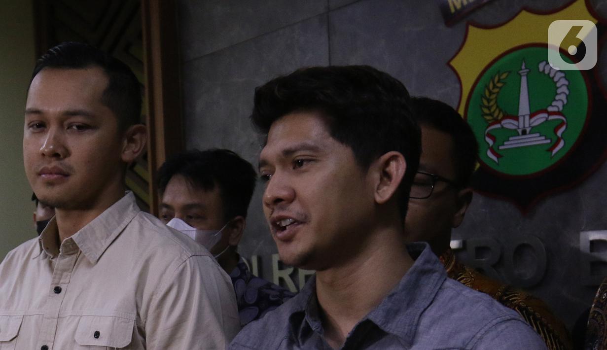 Aktor Iko Uwais memberikan keterangan seusai memenuhi panggilan Kepolisian Resor Metro Bekasi Kota pada Jumat (17/6/2022). Iko Uwais bersama satu terlapor lainnya, Firmansyah, diperiksa selama empat jam di ruangan Satuan Reserse Kriminal Polres Metro Bekasi Kota. (Liputan6.com/Herman Zakharia)