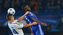 Pemain Chelsea Ramires (kanan) berduel udara dengan pemain Dynamo Kiev Yevhen Khacheridi pada lanjutan Liga Champion Grup G di Stadion Stamford Bridge, London, Rabu (4/11/2015) dini hari. Chelsea memang 2-1.  (AFP PHOTO / Glyn Kirk)