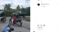 Bocah naik motor (Instagram/@viral_oto)