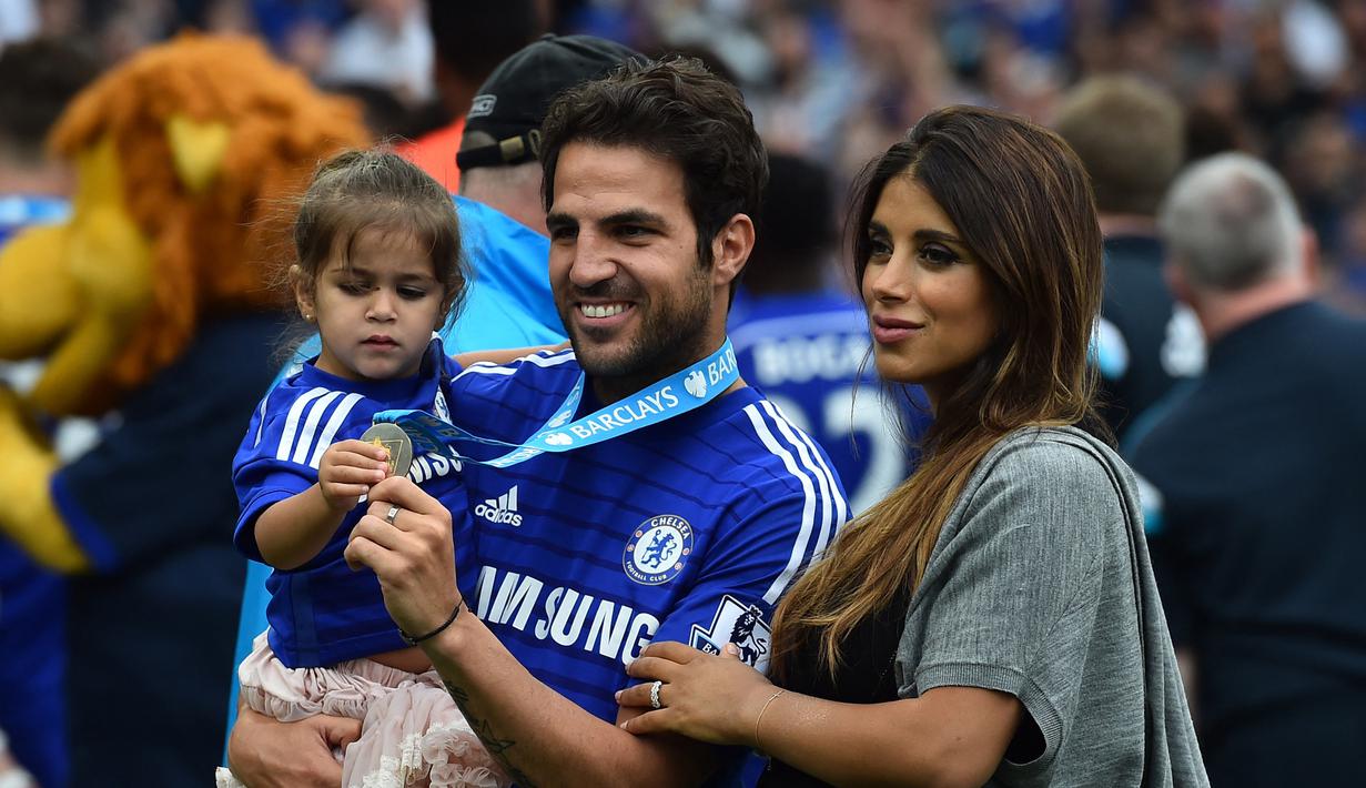 Cesc Fabregas. Gelandang asal Spanyol ini meninggalkan Arsenal pada akhir musim 2010/2011 menuju Barcelona setelah total 8 musim di Arsenal. Kembali ke Inggris untuk memperkuat Chelsea dan akhirnya mampu meraih 2 gelar Premier League pada musim 2014/2015 dan 2016/2017. (AFP/Ben Stansall)