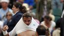 Stan Wawrinka mendapat perawatan dari tim medis setelah mengalami cedera ringan pada lutut kiri saat melawan etenis Rusia, Daniil Medvedev di  Wimbledon Tennis Championships 2017, London, (3/7/2017). Stan kalah 4-6, 6-3, 4-6, 1-6. (AP/Kirsty Wigglesworth)