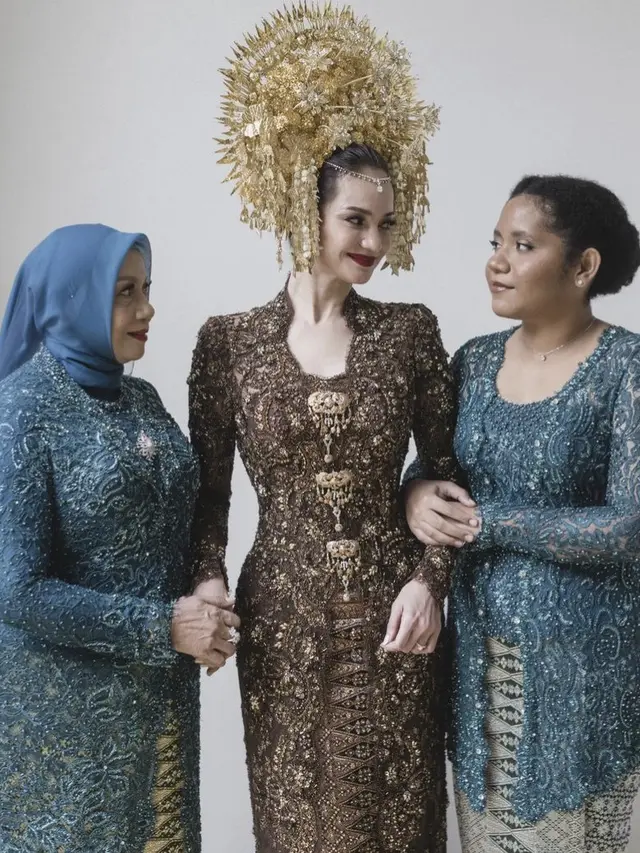 Potret Ibu, Mertua, hingga Saudara Perempuan Enzy Storia di Hari Pernikahannya, credit: Fadlan Indonesia