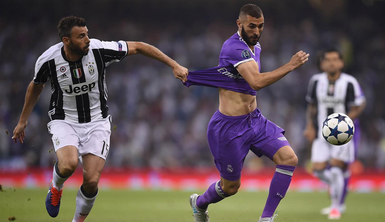 Striker Real Madrid, Karim Benzema, berusaha melewati bek Juventus, Andrea Barzagli, pada laga final Liga Champions di Stadion Stadion Millenium, Cardiff, Sabtu (3/6/2017). Madrid menang 4-1 atas Juventus. (AFP/Filippo Monteforte)