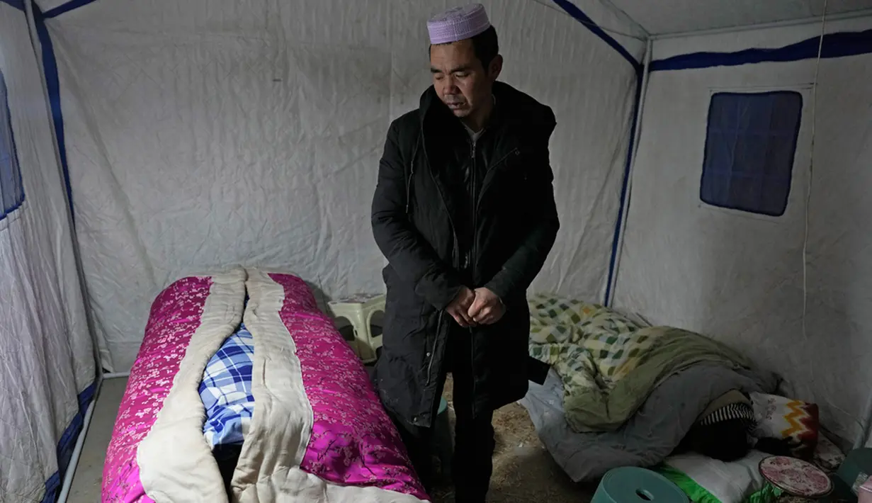 Gempa menghancurkan rumah-rumah dan menyebabkan penduduk berada di luar rumah pada malam musim dingin yang suhunya di bawah titik beku dan menewaskan banyak orang dalam gempa paling mematikan di negara itu dalam sembilan tahun terakhir. (AP Photo/Ng Han Guan)