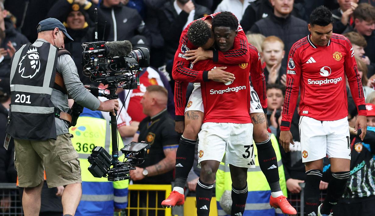 Manchester United berhasil meraih kemenangan penting saat menjamu Liverpool di Stadion Old Trafford, Minggu (3/5/2026) malam WIB. Kejar mengejar gol terjadi, namun gol Kobbie Mainoo memastikan tiga poin krusial buat Setan Merah. (AFP/Darren Staples)