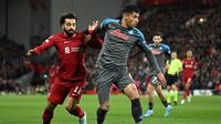 Striker Liverpool, Mohamed Salah (kiri), berduel dengan bek Napoli, Mathias Olivera, pada pertandingan Liga Champions 2022/2023 di Stadion Anfiled, Rabu (2/11/2022) dini hari WIB. (AFP/Oli Scarff)