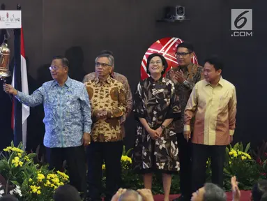 Menko Bidang Perekonomian, Darmin Nasution (kiri) didampingi Menteri Keuangan Sri Mulyani membunyikan lonceng sebagai tanda pembukaan perdagangan saham perdana 2019 di Gedung Bursa Efek Indonesia (BEI), Jakarta, Rabu (2/1). (Liputan6.com/Angga Yuniar)