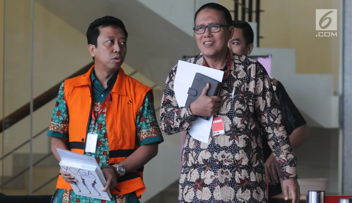 Mantan Ketua Umum PPP Romahurmuziy, Romahurmuziy (rompi oranye) menuju mobil tahanan usai pemeriksaan di Gedung KPK, Jakarta, Jumat (24/5/2019). KPK memeriksa Romahurmuziy sebagai tersangka terkait kasus dugaan jual beli jabatan di Kementerian Agama tahun 2018-2019. (merdeka.com/Dwi Narwoko)