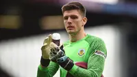 Tak bisa dipungkiri, posisi kiper atau penjaga gawang menjadi salah satu posisi yang krusial dalam sepak bola. Tanpa kiper yang tangguh, bisa jadi sebuah klub akan menjadi bulan-bulanan dengan kebobolan banhyak gol. Atas dasar itulah banyak klub gemar mendatangkan kiper-kiper berkualitas di setiap bursa transfer pemain tiap musimnya. Seperti di bursa transfer musim panas 2022/2023 ini, tercatat 5 kiper termahal berikut ini telah meramaikan lalu lintas transfer klub-klub di Eropa. (AFP/Oli Scarff)