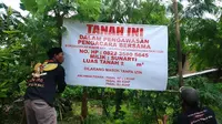 Banner peringatan dipasang oleh sejumlah warga Desa Kedungwinong, Kecamatan Sukolilo, Kabupaten Blora. (Liputan6.com/Ahmad Adirin)