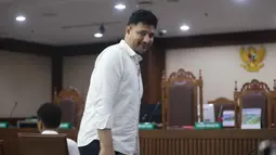 Dalam putusannya, majelis hakim menyatakan terdakwa Ammar Akbar terbukti secara sah dan meyakinkan bersalah melakukan tindak pidana pemufakatan jahat tanpa hak dan melawan hukum menjadi perantara jual beli narkotika golongan I beratnya melebihi 5 gram sebagaimana dakwaan primer. Tampak dalam foto, terdakwa kasus peredaran narkotika di dalam Rumah Tahanan (Rutan) Salemba, Muhamad Ammar Akbar alias Ammar Zoni, sesaat sebelum mengikuti sidang pembacaan putusan di Pengadilan Negeri Jakarta Pusat, Kamis (23/4/2026). (Kapanlagi.com/Budy Santoso)