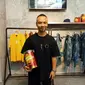 Founder Untold.co, Yung, memamerkan koleksi busana terbaru hasil kolaborasi dengan produsen biskuit marie di USS 2019. (Liputan6.com/Dinny Mutiah)