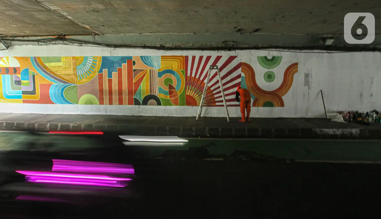 Selain motif, mural dengan gambar-gambar cerah juga dipilih petugas PPSU untuk menghiasi tembok kolong Semanggi. (Liputan6.com/Faizal Fanani)
