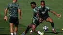 <p>Penyerang Real Madrid Vinicius Junior (Tengah) dan bek Real Madrid Eder Militao mengikuti sesi latihan menjelang leg pertama babak perempat final Liga Champions melawan Chelsea, di Valdebebas Sport City di Madrid, Selasa (11/4/2023). (Photo by PIERRE-PHILIPPE MARCOU / AFP)</p>