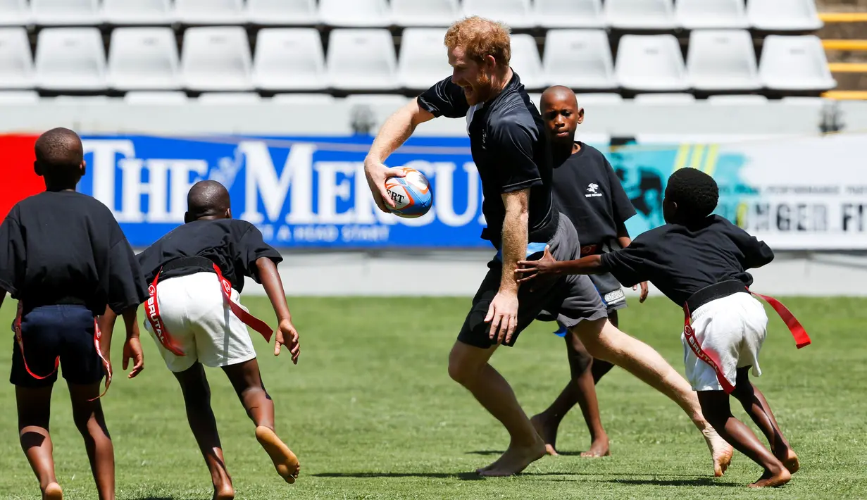 Pangeran Harry bermain rugby dengan anak-anak di Durban, Afrika Selatan, (1/12/2015). (Reuters/Rogan Ward)