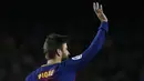 Bek Barcelona, Gerard Pique, menyapa suporter usai mengalahkan Murcia pada babak 32 besar Copa del Rey di Stadion Camp Nou, Barcelona, Rabu (29/11/2017). Barcelona menang 5-0 atas Murcia dan lolos dengan agregat 8-0. (AP/Manu Fernandez)