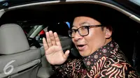 Wakil Ketua DPR RI, Fadli Zon menyapa awak media usai mendatangi KPK, Jakarta, Senin (12/10/2015). Fadli Zon membahas komitmen 160 negara dalam upaya pemberantasan korupsi. (Liputan6.com/Helmi Afandi)