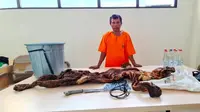 Terduga pemburu dan penjual kulit harimau sumatra yang ditangkap Reskrimsus Polda Riau. (Liputan6.com/M Syukur)