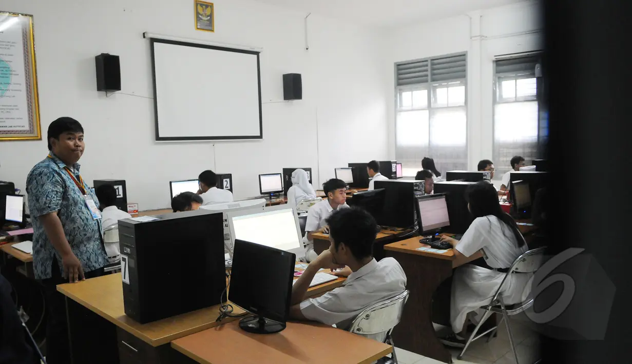 Suasana pelaksanaan Ujian Nasional (UN) berbasis komputer di SMKN Budi Utomo, Jakarta, Senin (13/4/2015). Hari ini hingga Rabu (15/4), sejumlah SMA/sederajat melaksanakan UN dengan lembar soal maupun berbasis komputer. (Liputan6.com/Herman Zakharia)
