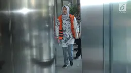 Kepala Dinas Peternakan Pemprov Jawa Timur Rohayati berjalan saat akan diperiksa di Gedung KPK, Jakarta, Jumat (7/7). Rohayati diperiksa sebagai saksi untuk Tersangka Rahman Agung. (Liputan6.com/Helmi Afandi)