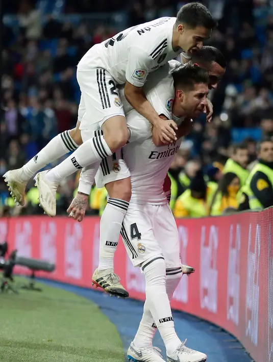Kapten Real Madrid, Sergio Ramos bersama rekan setimnya merayakan gol ke gawang Leganes pada laga leg pertama babak 16 besar Copa del Rey di Santiago Bernabeu, Rabu (9/1). Real Madrid sukses mengandaskan Leganes dengan skor 3-0. (AP/Manu Fernandez)