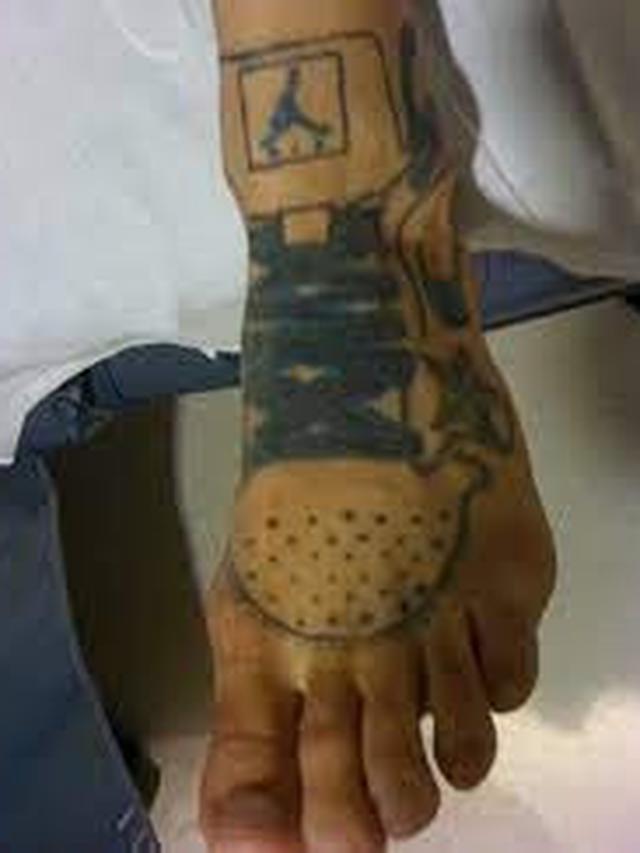 6 Tato Bentuk Sepatu di Kaki Ini Nyeleneh, Enggak Habis Pikir