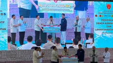 Kejaksaan Agung (Kejagung) pamer tumpukan uang Rp 10,2 triliun di hadapan Presiden Prabowo Subianto. (Liputan6.com/Lizsa Egaham)