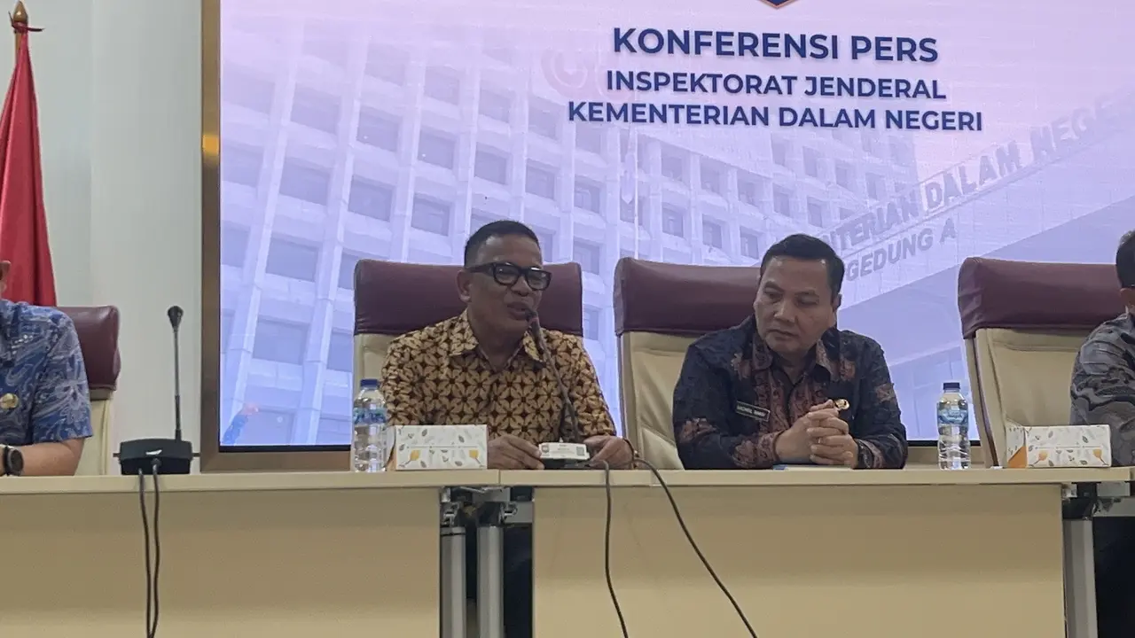 Kepala SMPN 1 Prabumulih, Roni Ardiansyah dalam konferensi pers di Inspektorat Kemendagri, Jakarta Pusat. (Liputan6.com/Winda Nelfira)