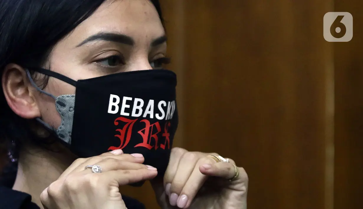 Nora Alexandra saat menghadiri sidang pembacaan putusan atas kasus dugaan pengancaman terhadap pegiat media sosial Adam Deni dengan terdakwa musisi I Gede Ari Astina alias Jerinx di Pengadilan Negeri (PN) Jakarta Pusat, Kamis (24/2/2022). (Liputan6.com/Helmi Fithriansyah)
