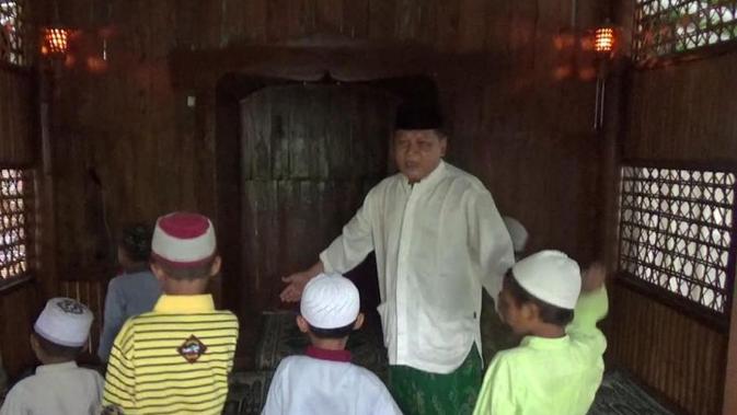 Sempat divonis hukuman mati lantaran terjerat UU narkotika, Cong Roib bangkit dan mengabdikan diri menjadi guru ngaji. (Liputan6.com/ Dian Kurniawan)