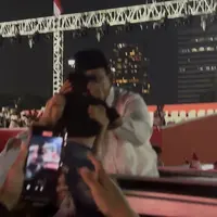 Momen Hangat Prabowo Sapa Warga di Monas, Bersalaman hingga Cium Kening Anak Kecil