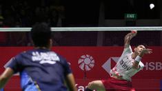 Pebulu tangkis tunggal putra Indonesia, Jonatan Christie (kanan) saat menghadapi kompatriotnya, Anthony Ginting dalam pertandingan perempat final Indonesia Open 2023 di Istora Senayan, Jakarta, Rabu (14/6/2023). (Bola.com/Bagaskara Lazuardi)