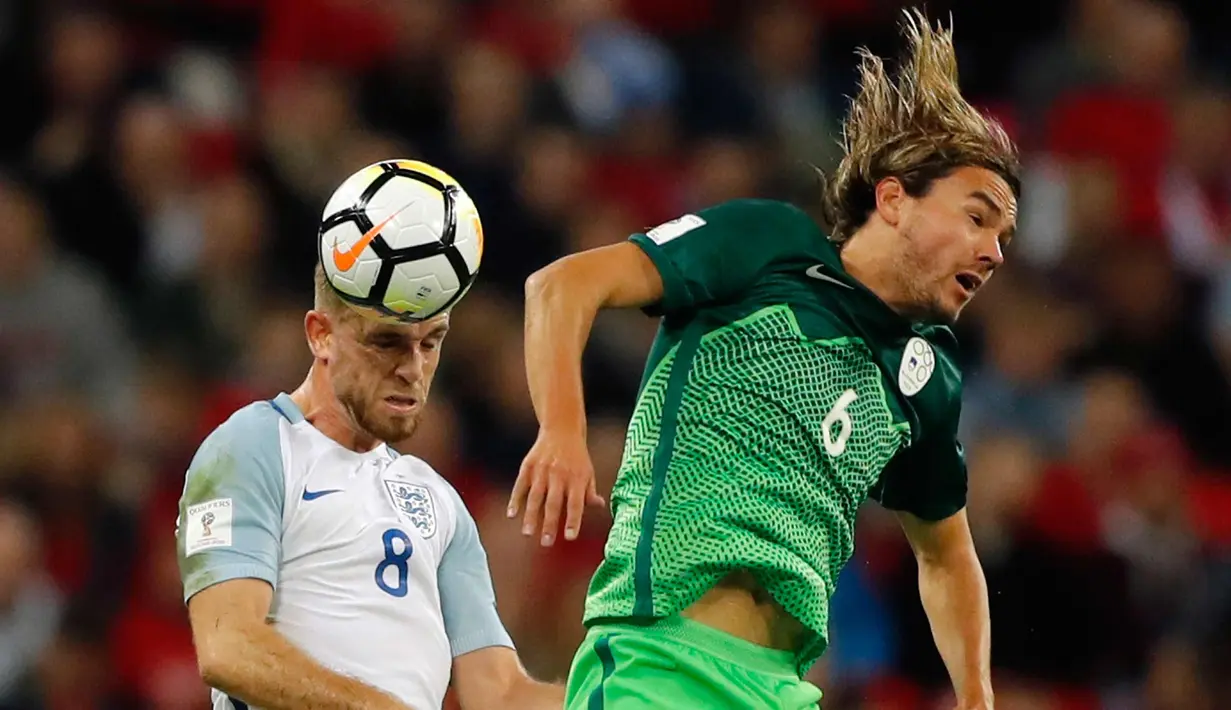 Gelandang Inggris, Jordan Henderson (kiri) berebut bola udara dengan pemain Slovenia, Rene Krhin pada grup F kualifikasi Piala Dunia 2018 di stadion Wembley di London, (5/10). Inggris menang 1-0 atas Slovenia. (AP Photo/Frank Augstein)