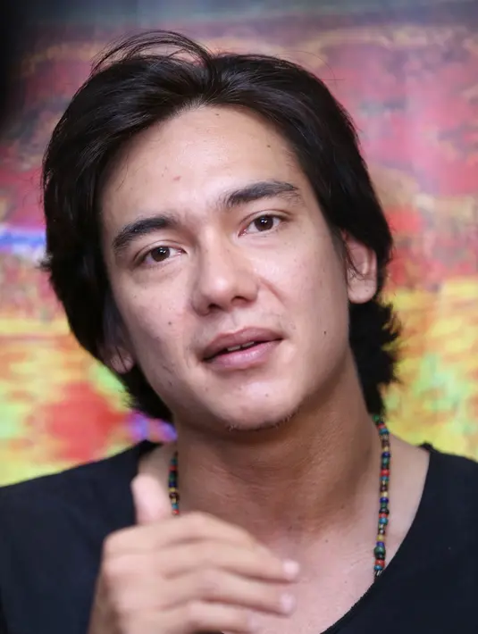 "Untuk mencapai sesuatu gue harus buat sesuatu dengan penghasilan gue sendiri. Buat gue target terakhir gue rumah. Sudah punya rumah habis itu baru ke next step. Gue bawa bapak gue ke situ, gue berkeluarga di situ," ujar Adipati Dolken. 