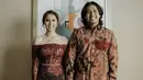 Dalam acara tunangan tersebut Clairine Clay begitu anggun dibalut kebaya merah buatan desainer Cynthia Tan yang juga merupak desainer gaun pernikahan Jessica Iskandar. Instagram clairineclay