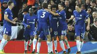 Para pemain Chelsea merayakan gol yang dicetak oleh Willian ke gawang Liverpool pada laga Premier League di Stadion Anfield, Sabtu(25/11/2017). Kedua tim bermain imbang 1-1. (AP/Rui Vieira)