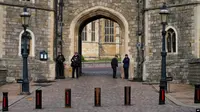 Polisi berjaga di depan gerbang Henry VIII di Kastil Windsor, di Windsor, Inggris. (Foto: AP/Alastair Grant)