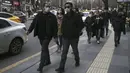 Orang-orang yang memakai masker untuk membantu melindungi dari penyebaran COVID-19 berjalan di Ankara, Turki, Senin (29/3/2021). Turki kembali memberlakukan lockdown akhir pekan dan pembatasan selama Ramadan menyusul peningkatan tajam kasus COVID-19. (AP Photo/Burhan Ozbilici)